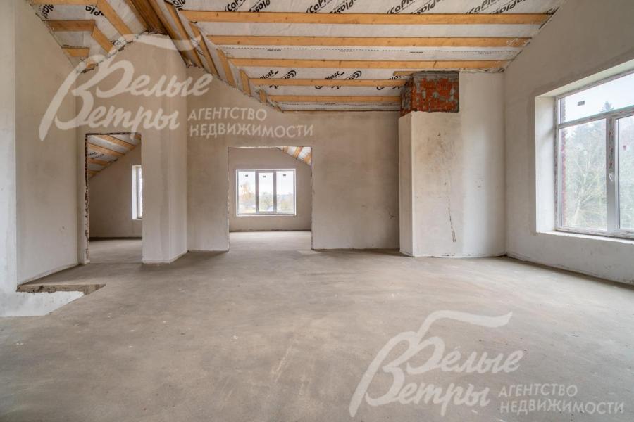 Мансардный этаж общей площадью 133 кв.м - с большими вертикальными окнами