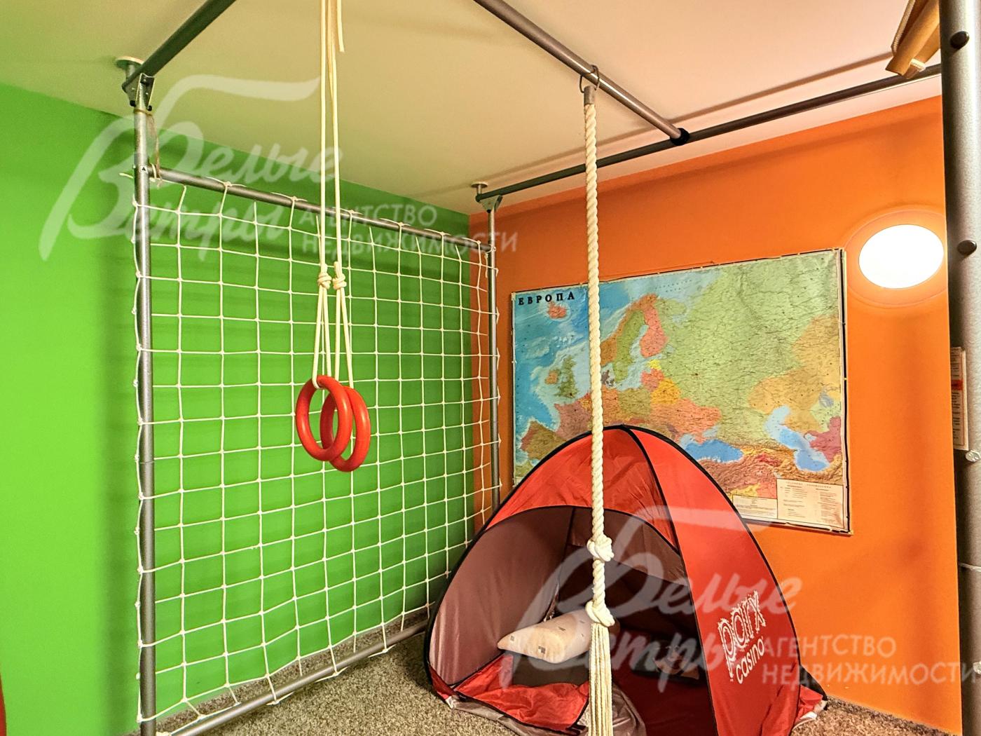 Установлена сетка для лазания, гимнастические кольца и "домик" для игр