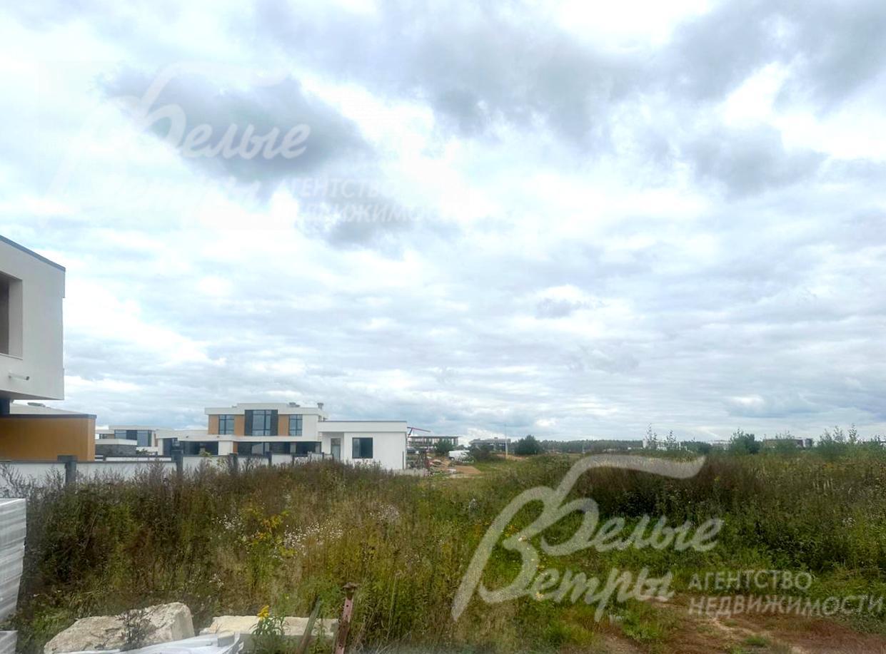 Территория очищена от деревьев и свободна от построек – можно реализовать любой проект без дополнительных подготовительных работ