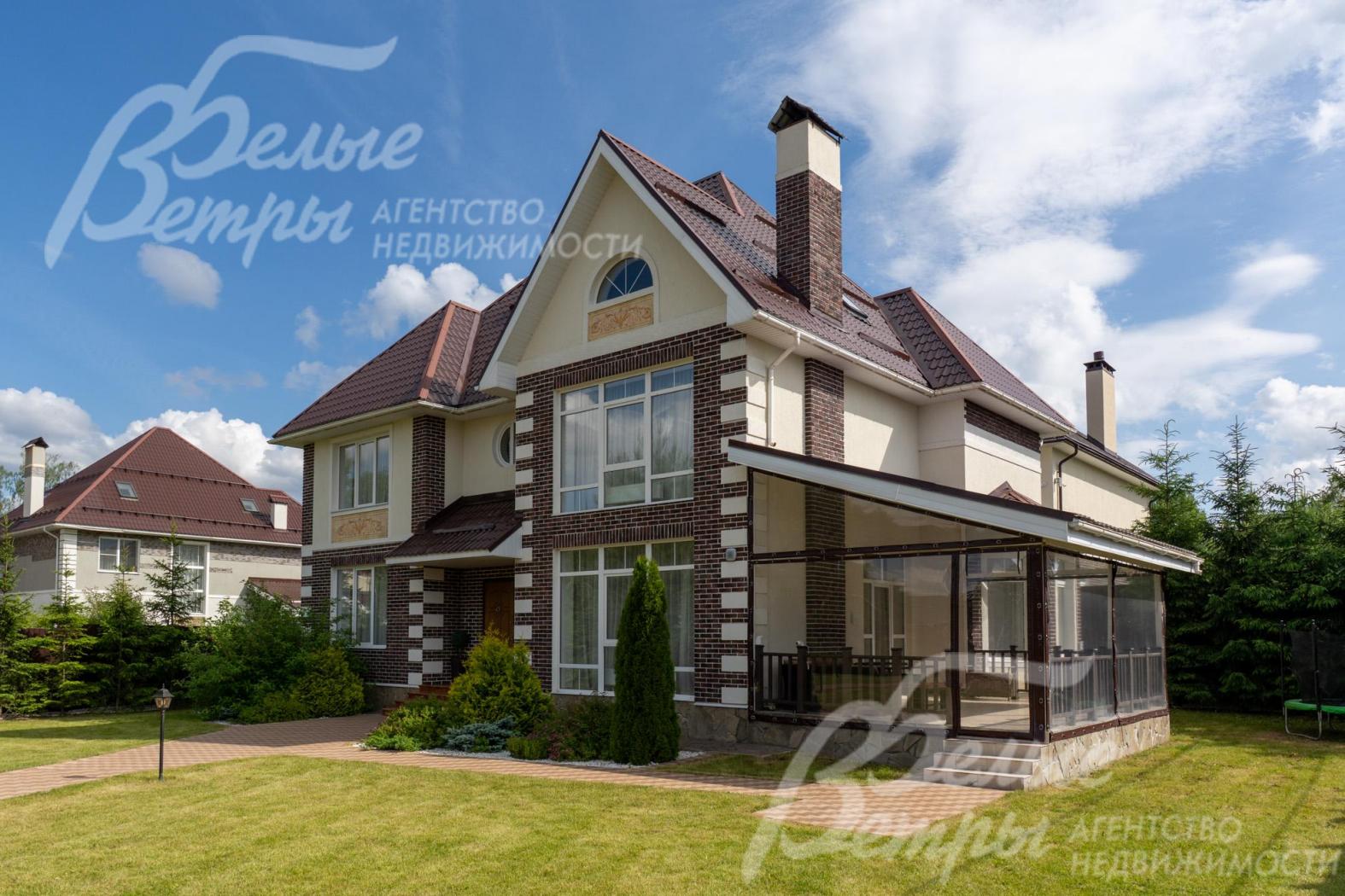 Спуск с крытой террасы на участок