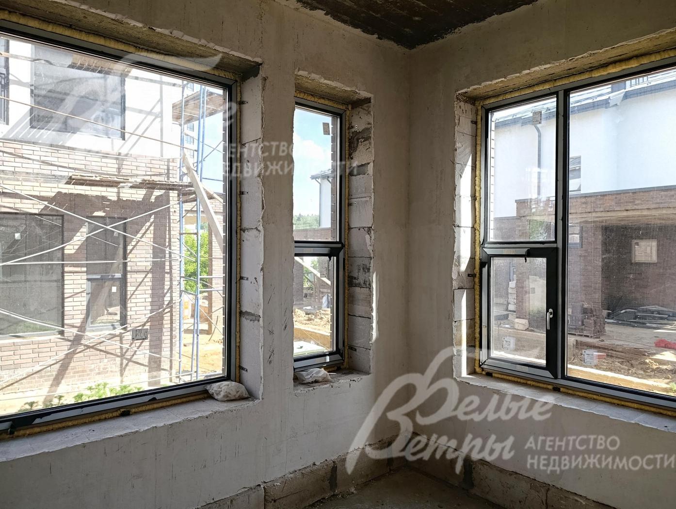 Площадь остекления в гостиной - более 10 кв.м (окна ПВХ, двухкамерные стеклопакеты, ламинированные с двух сторон)