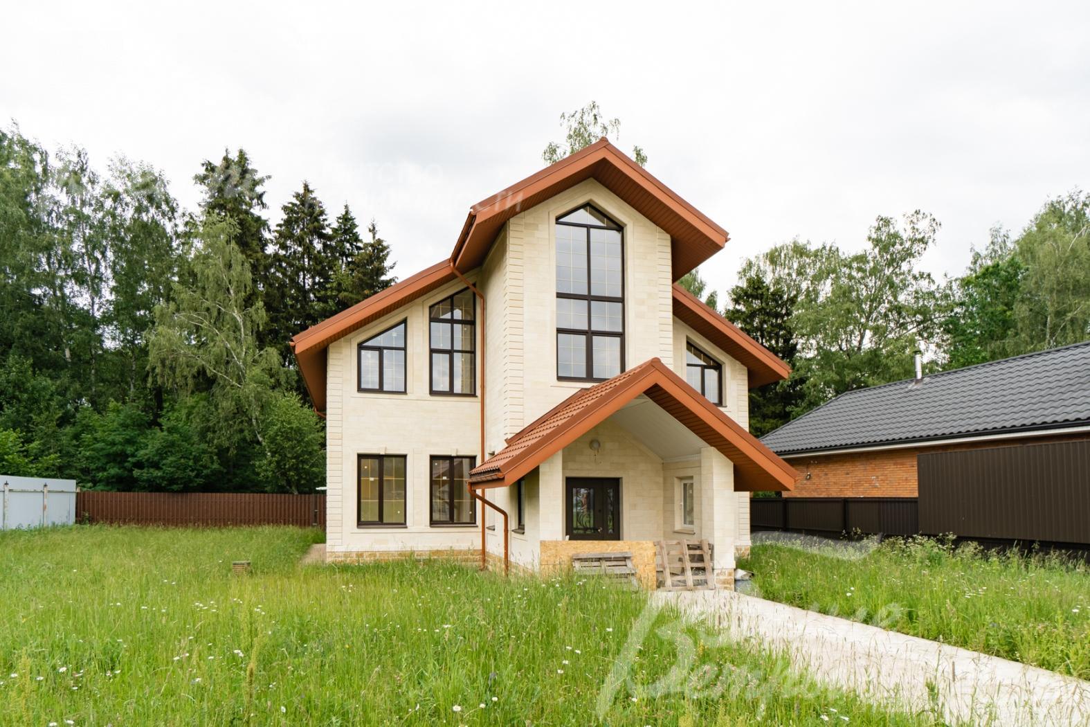 Участок граничит с лесопарковой зоной и имеет свой выход в лес. 