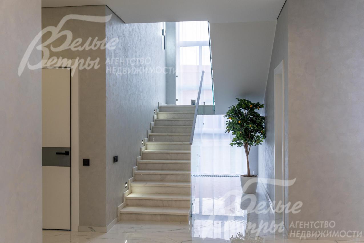 Железобетонная лестница шириной 1,2 м с отделкой из натурального мрамора (CREMA MARFIL Италия)