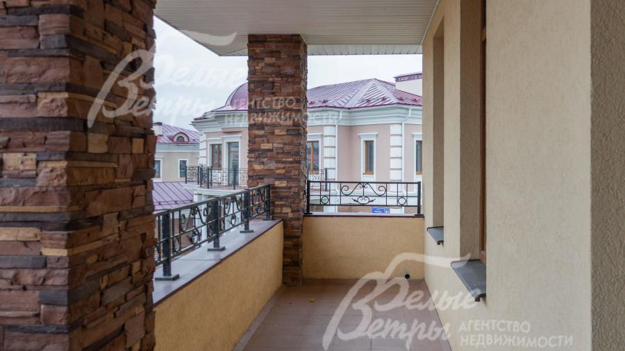 терраса и балконы облицованы керамической плиткой, ограждения кованные металлические.