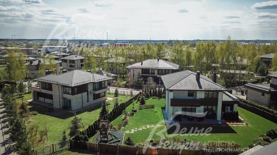 Вид на коттеджный поселок