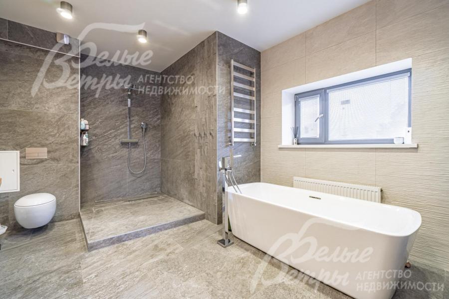 Санузел с душем и ванной в мастер-спальне