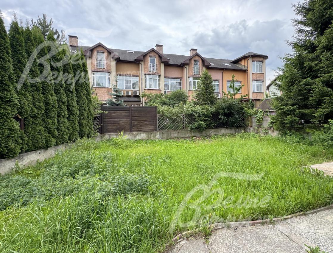 Участок расположен в середине коттеджного посёлка на тихой тупиковой улице