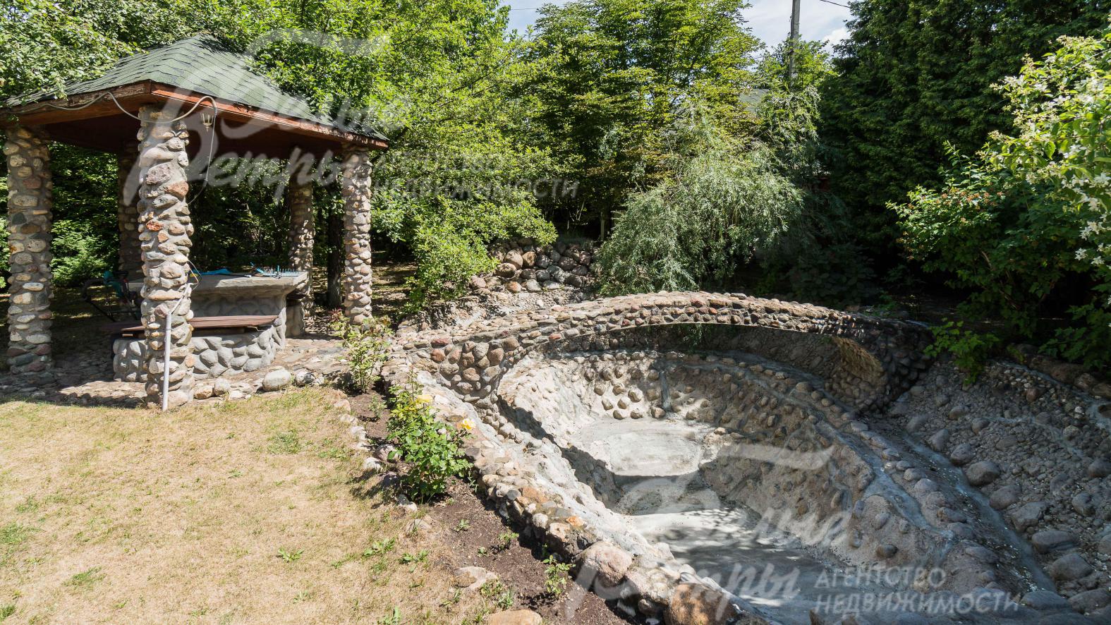 Каменная беседка, мостик через искусственный пруд