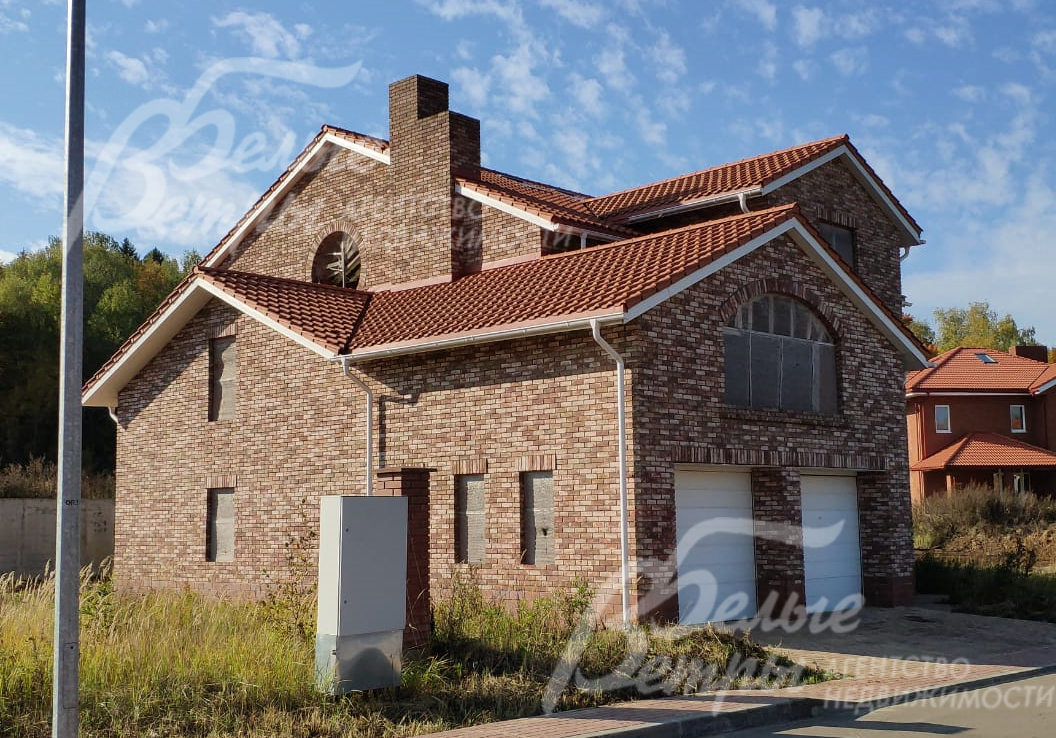 Стены дома облицованы австрийским клинкерным кирпичом, кровля – из натуральной керамической черепицы