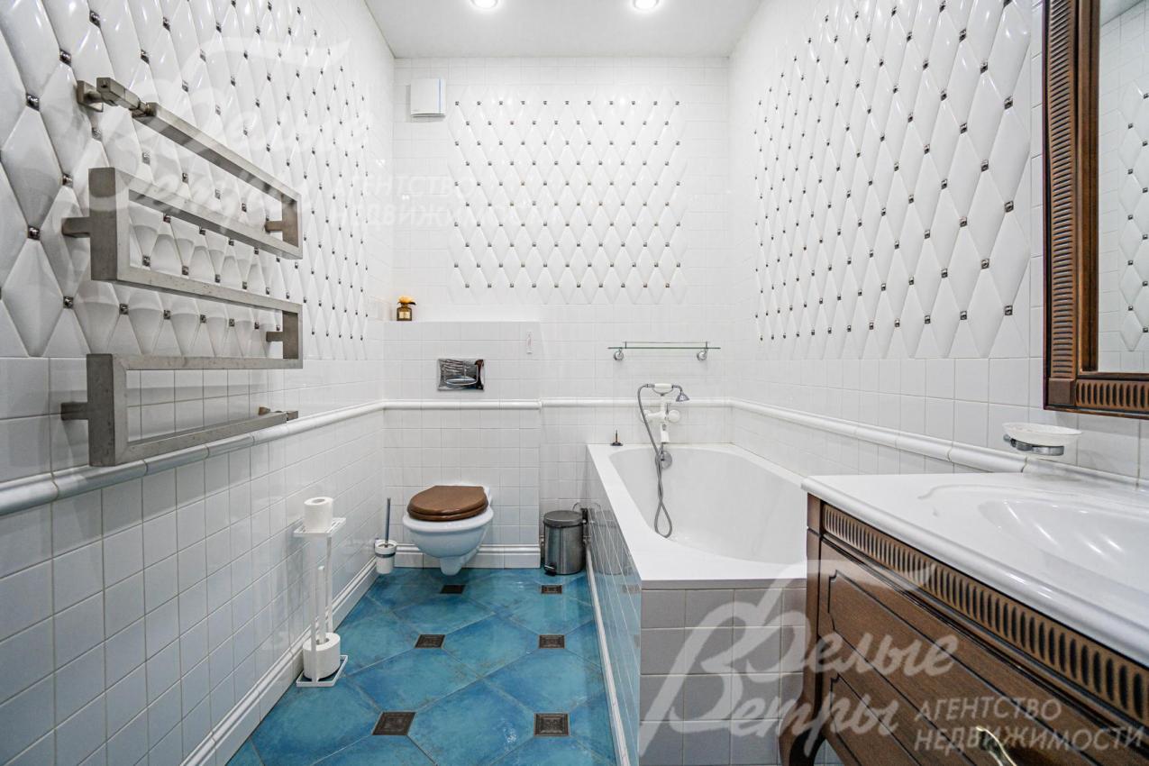 Санузел с ванной на первом этаже