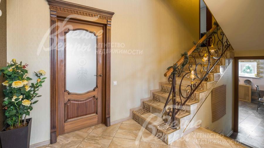 Красивая лестница на ж.б. основании с кованной балюстрадой и поручнями из дуба