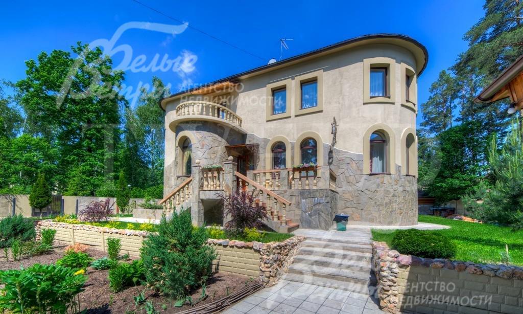 Дом в замковом стиле укрытый соснами 