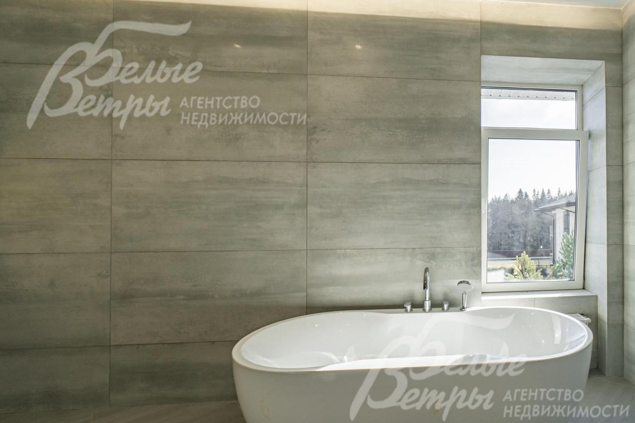 Ванная с окном в хозяйской спальне