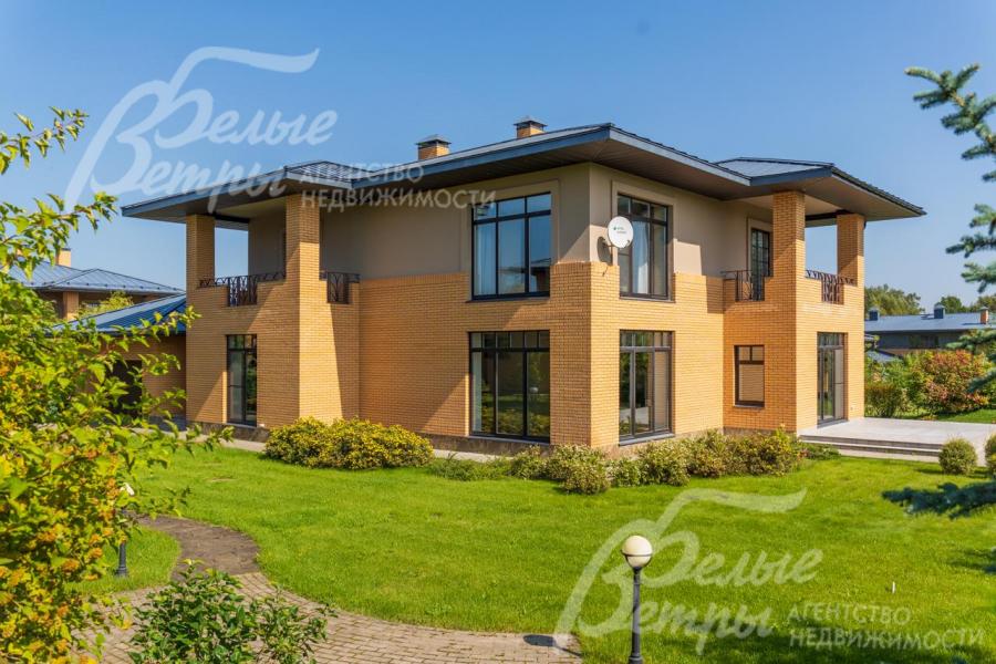 ограждение участка выполнено рельефом и живой изгородью;