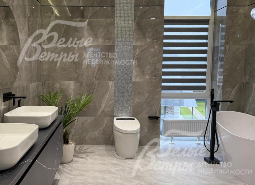 Санузел мастер-спальни с "умным" унитазом, душевой и ванной из литьевого мрамора