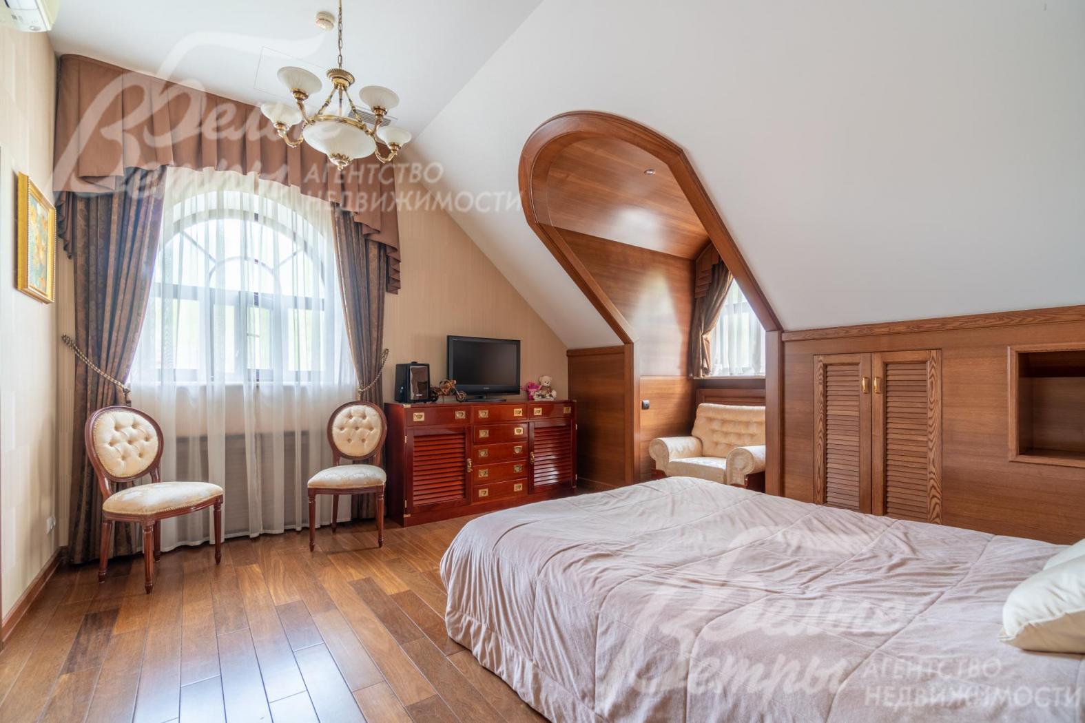 Стильная спальня на мансардном этаже