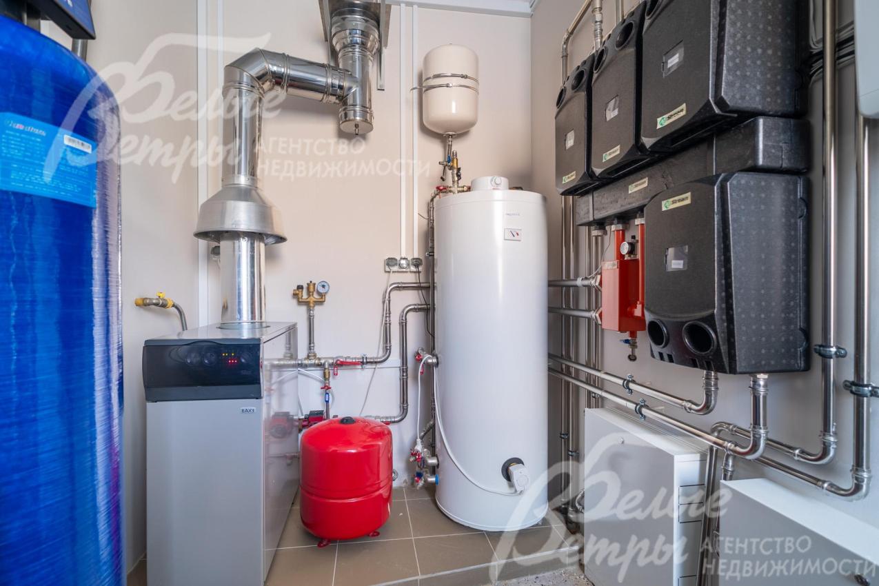 Котельная в основном доме (в гостевой есть собственная): установлены газовый котёл BAXI, бойлер AQUASTIC объёмом 180 л, многоступенчатая система очистки воды