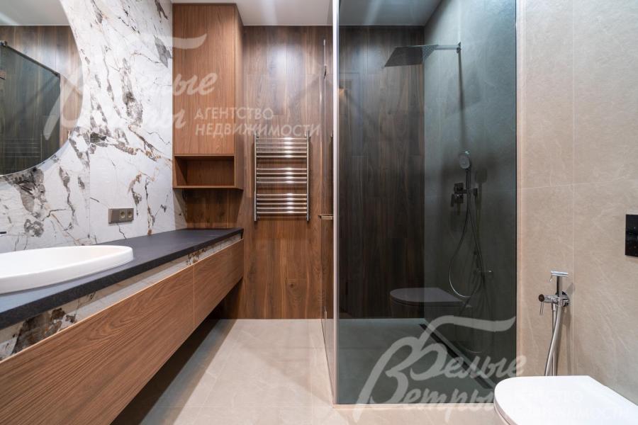 Санузел на 1-ом этаже с душевой