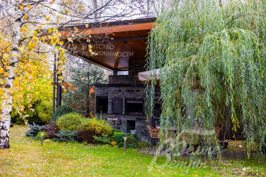 Комплекс барбекю включает в себя мангал, казан-плиту, коптильню, русскую печь и тандыр.