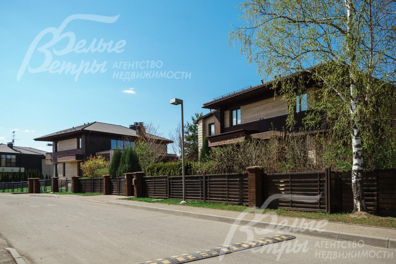 Широкие освещенные улицы в коттеджном поселке Крекшино