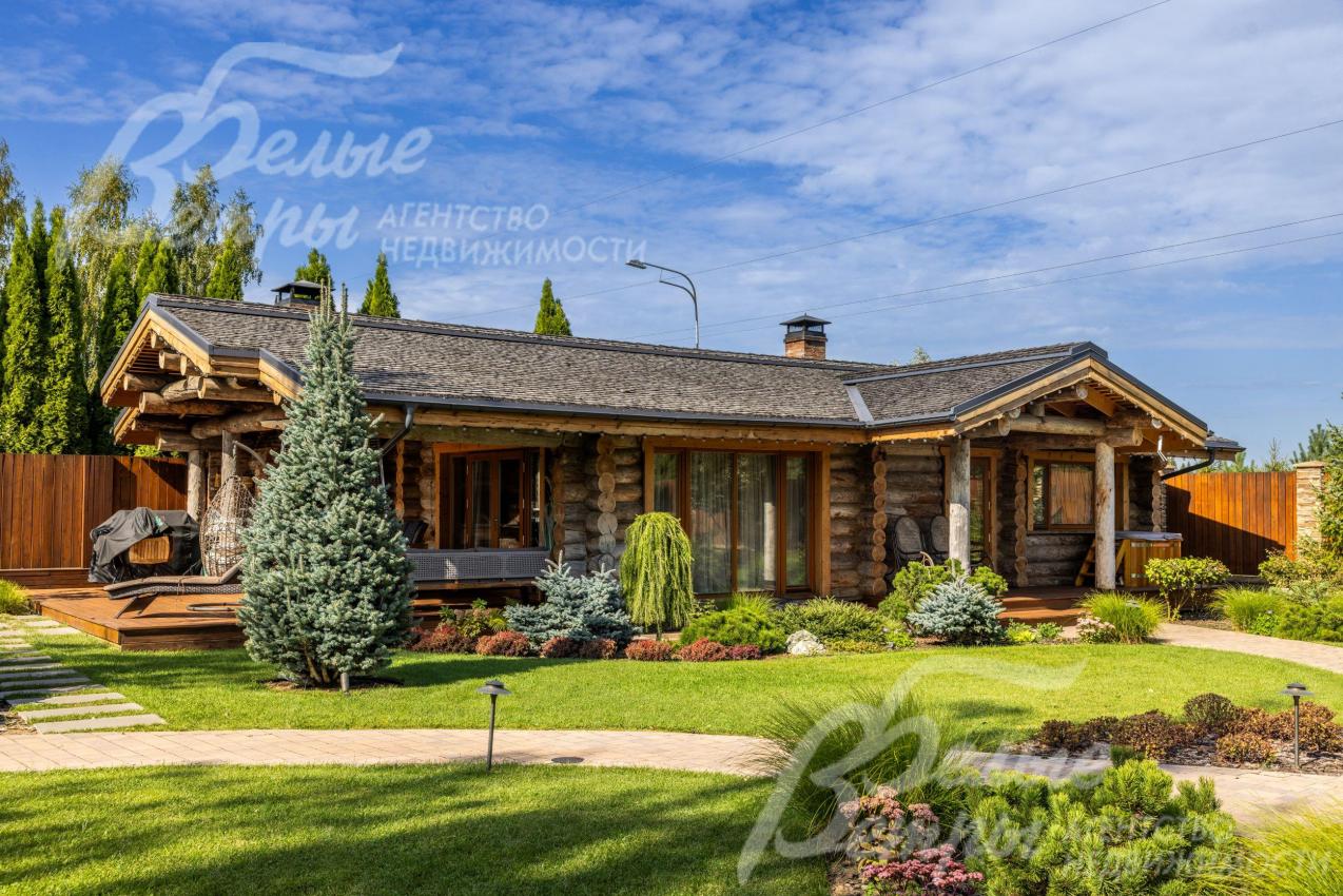 На участке аутентичная баня с террасой и зоной барбекю.