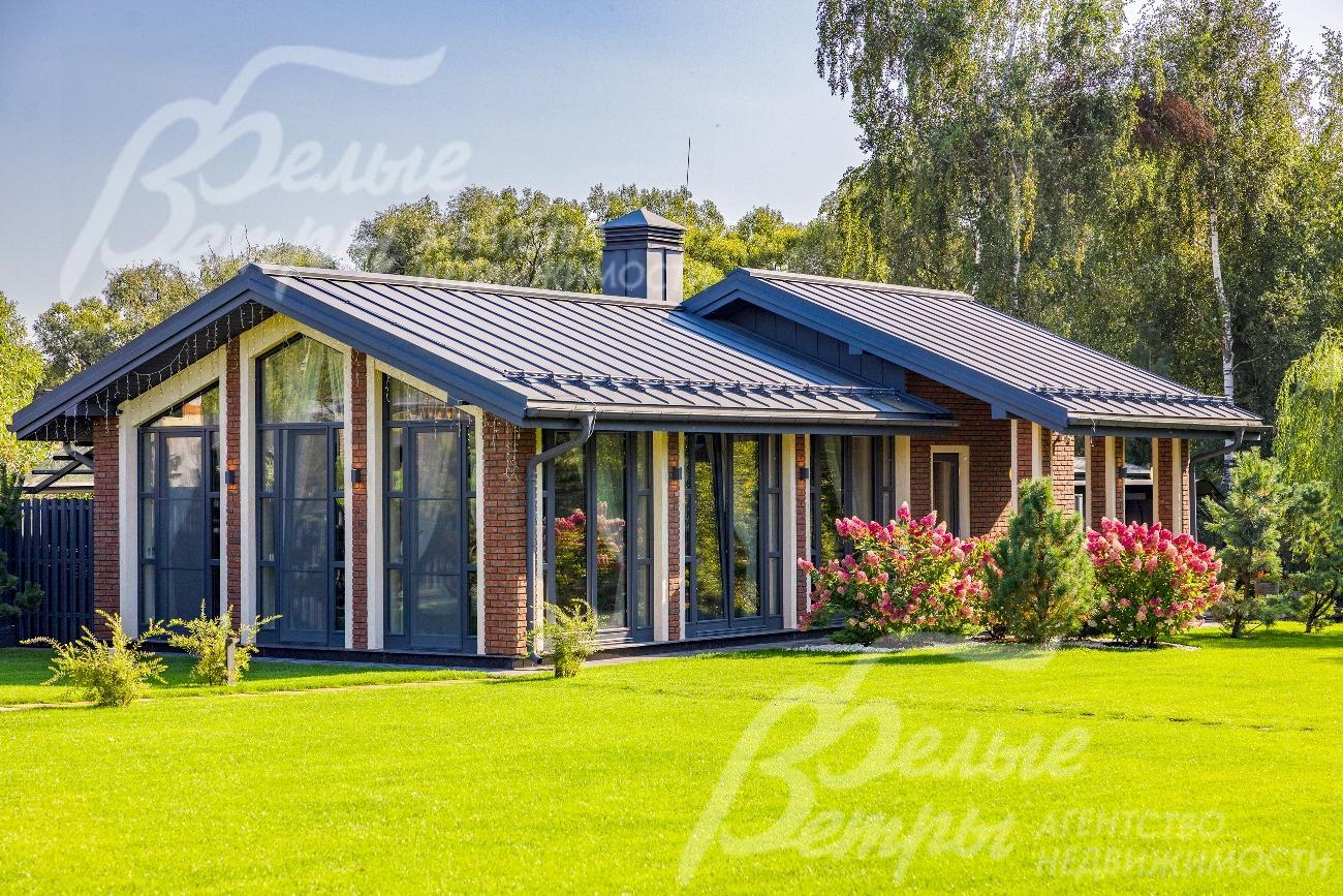 Домик барбекю 105 кв.м с панорамным остеклением.