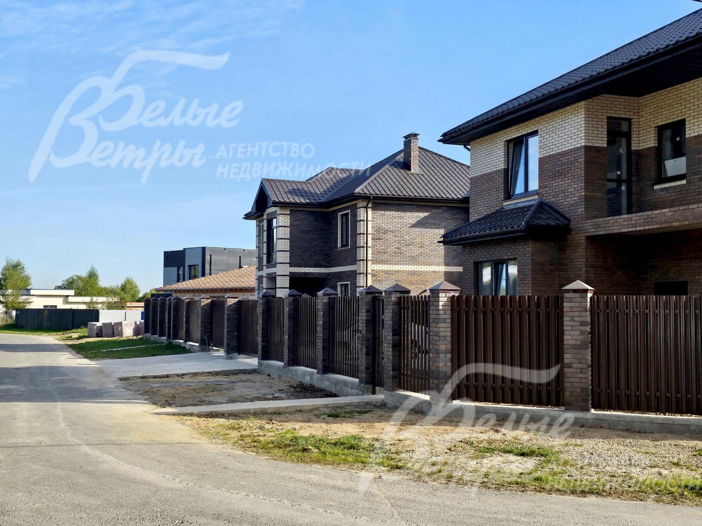 К участку ведёт широкая асфальтированная освещённая дорога