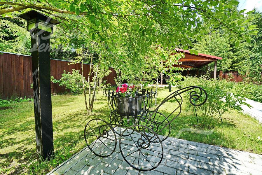 Везде высажен газон, организованы клумбы и дорожки с патио. Сделано уличное освещение.	