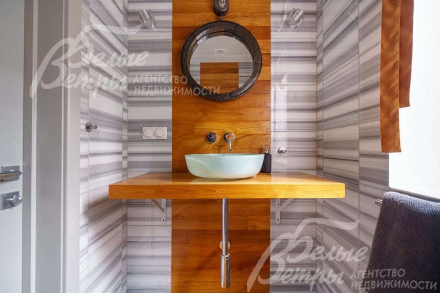 В этом санузле мрамор сочетается с тиком..