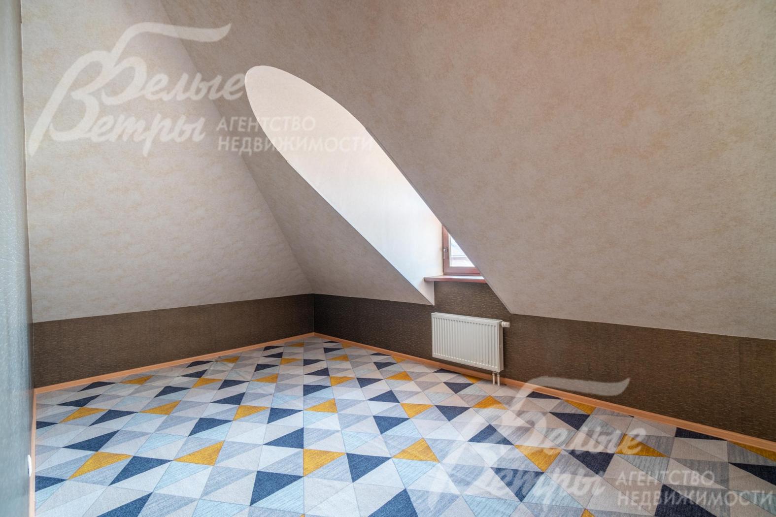 Игровая комната на мансардном этаже (на полу - ковролин)