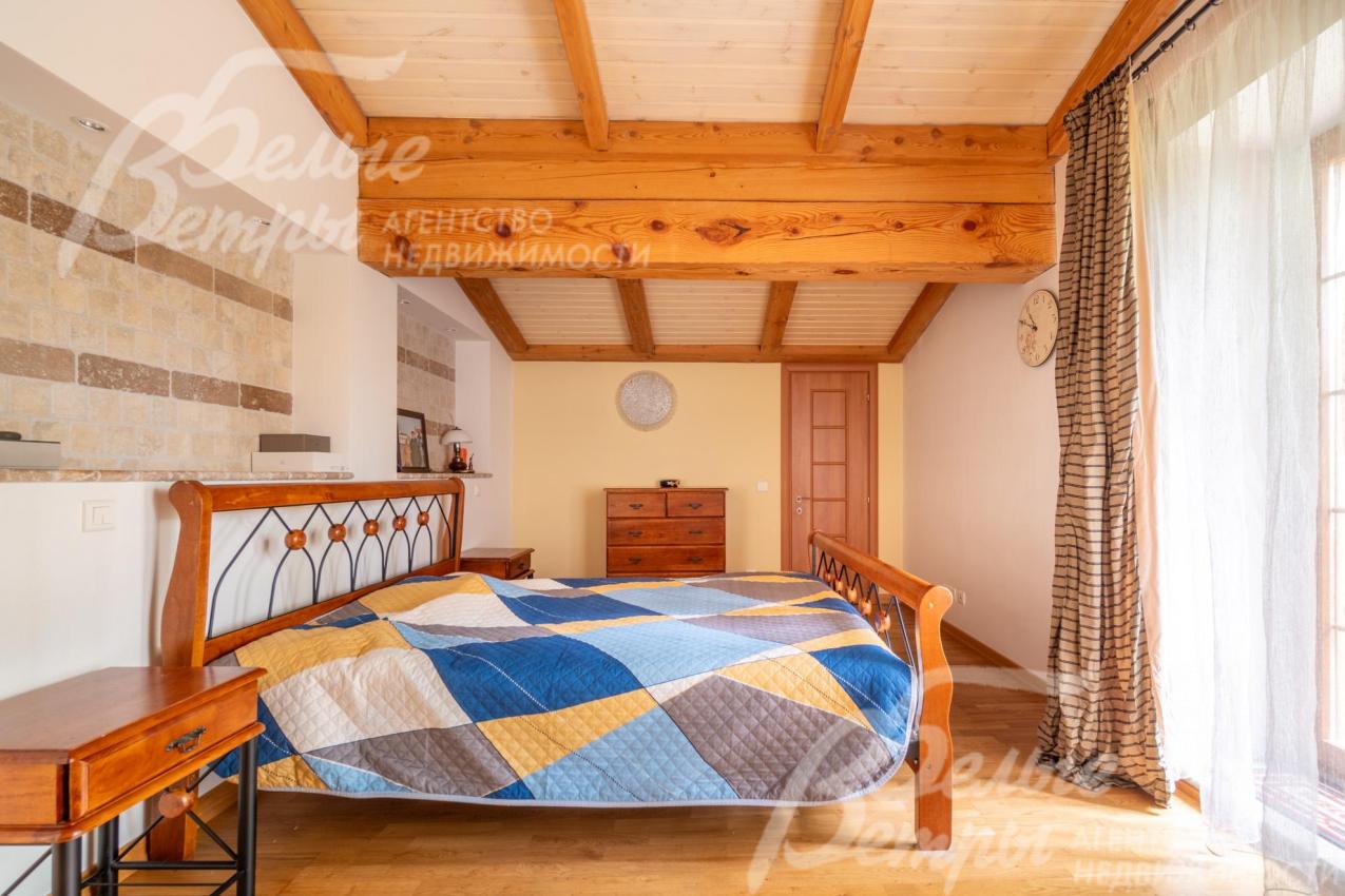 Одна из спален 2-го этажа с выходом на балкон