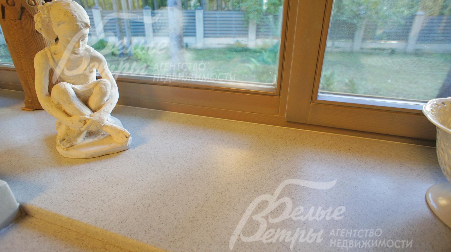 Подоконники мраморные, деревянные стеклопакеты