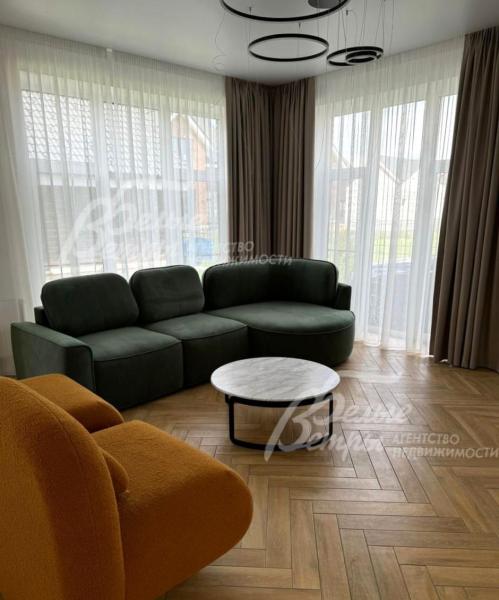 Гостиная с панорамными окнами в пол