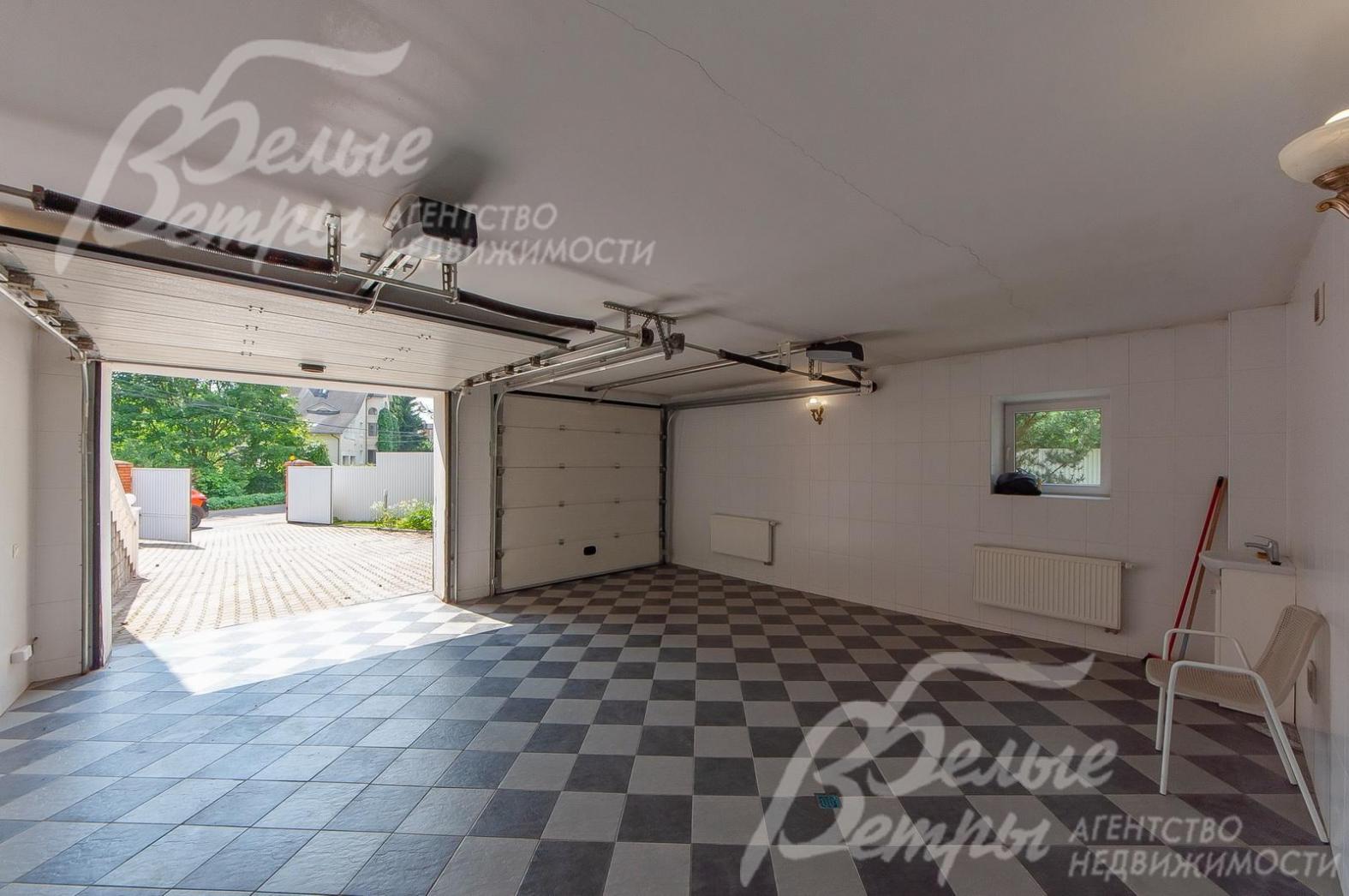 Гараж на 2 машины с автоматическими воротами.