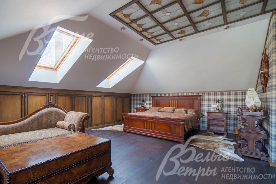 Мансардная спальня с витражом