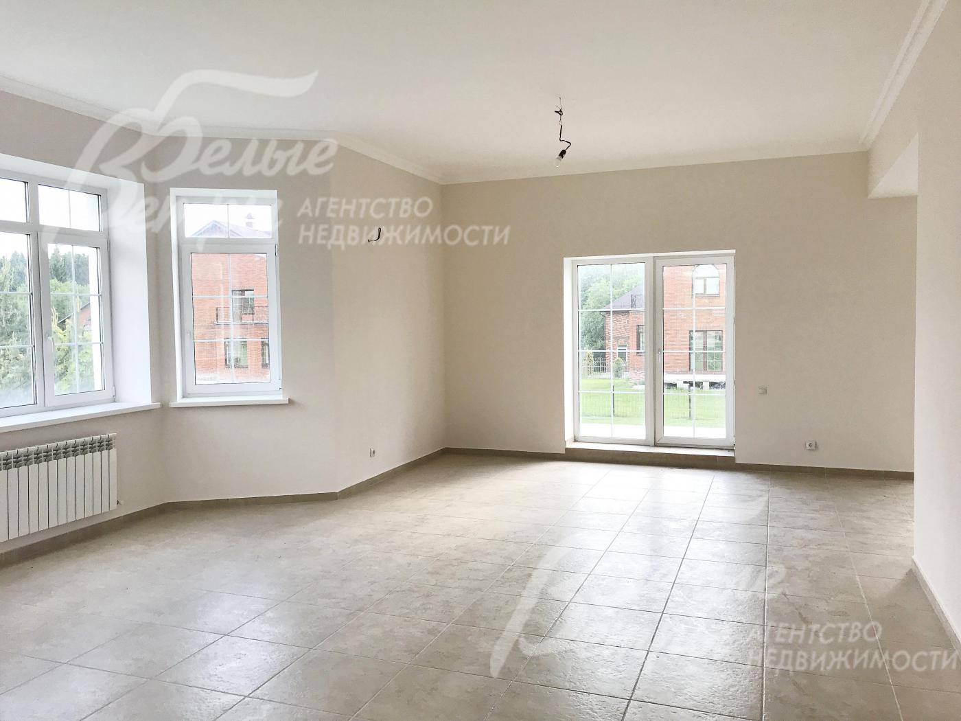 Просторная гостиная с выходом на террасу