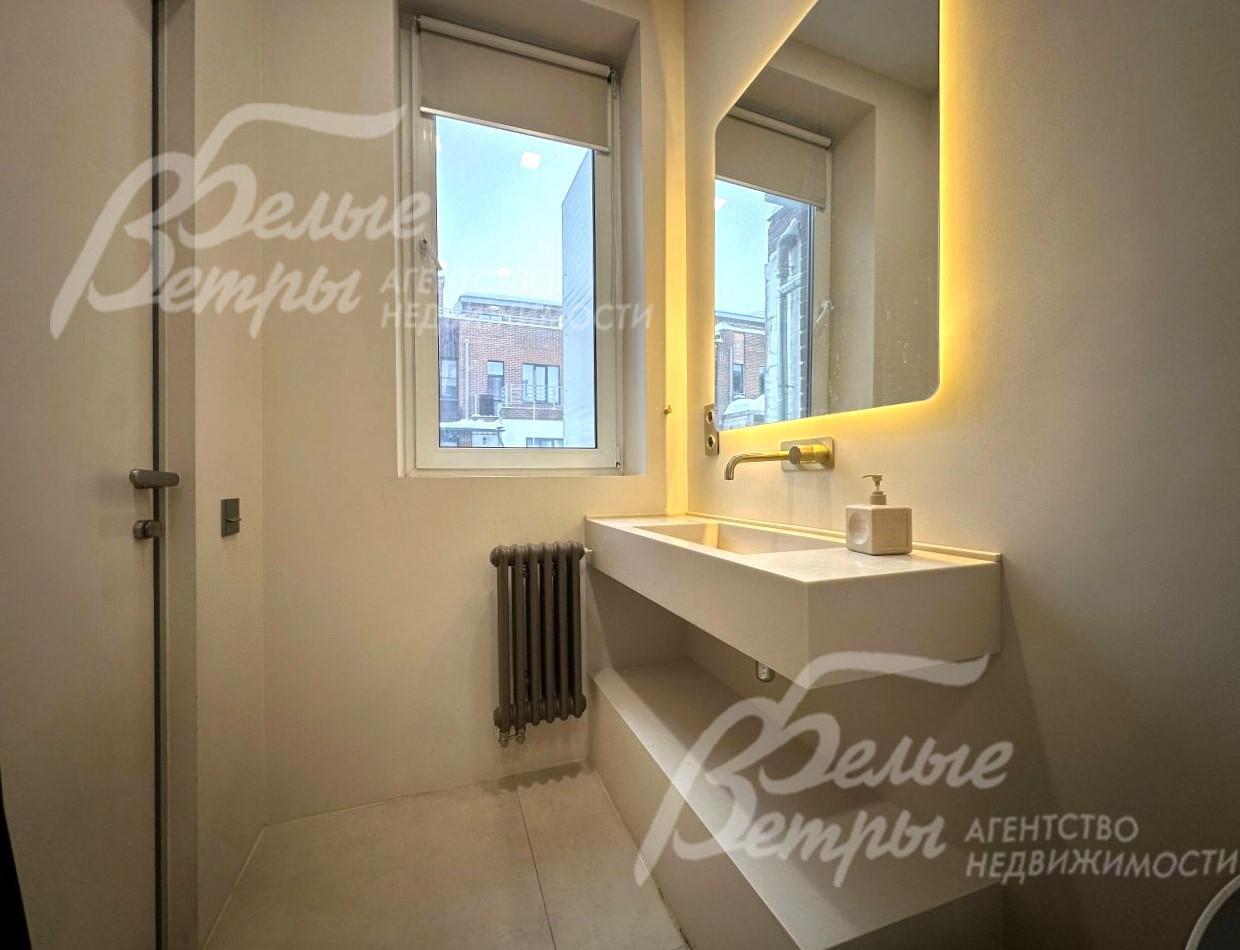 Во всех санузлах раковины выполнены из матового искусственного камня