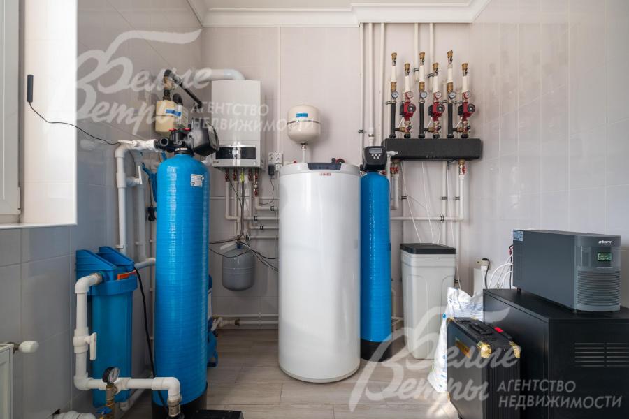 Котельная - на первом этаже с отдельным входом с террасой, установлены настенный котёл Buderus мощностью 35 кВт и накопительный бак объёмом 200 л марки Drazice