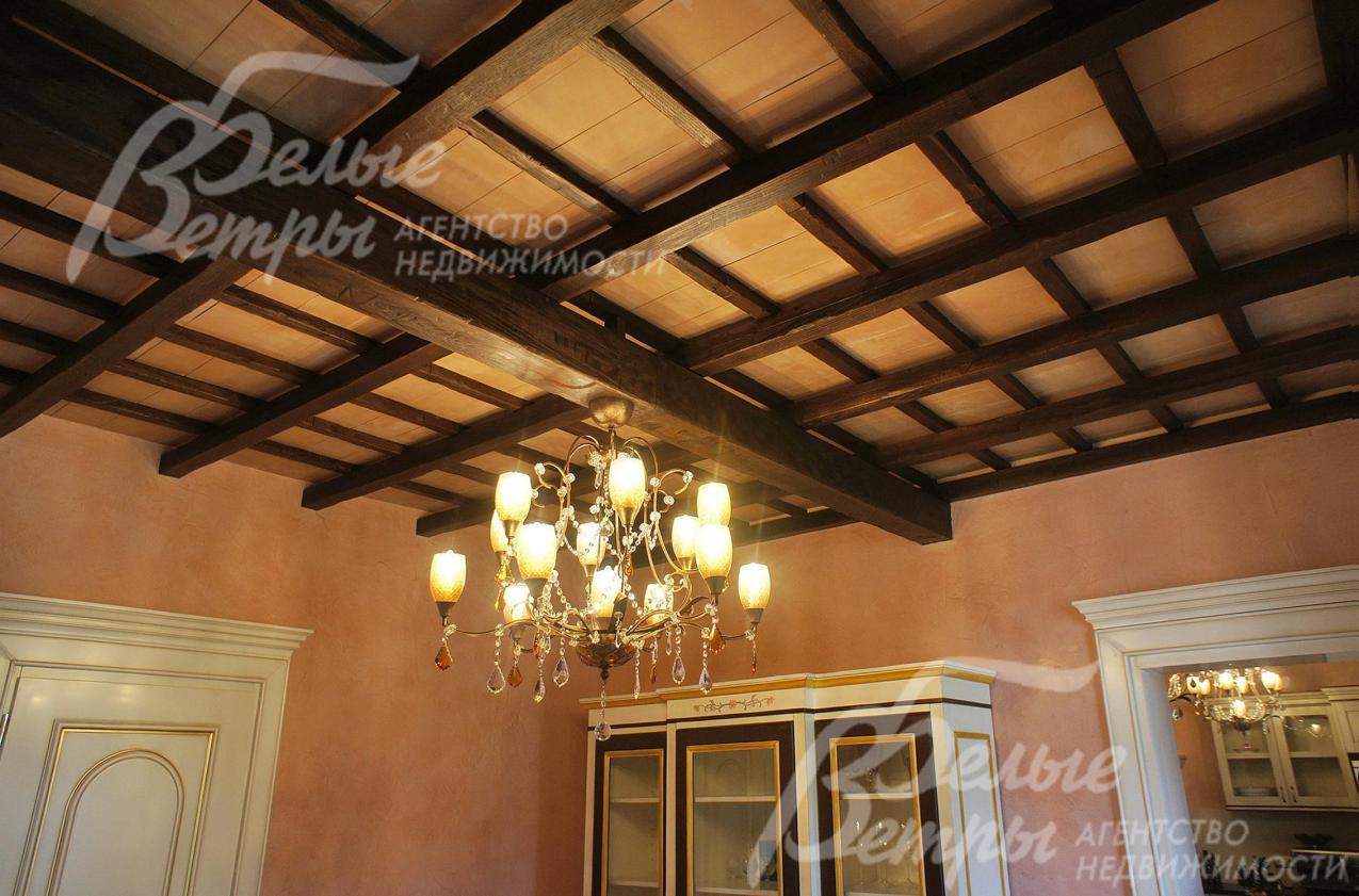 Потолок декорирован деревянными балками