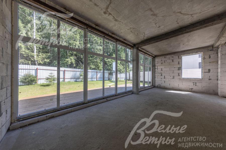  С тыльного фасада на обоих этажах – стеклянная стена, с первого этажа - выход на открытую террасу