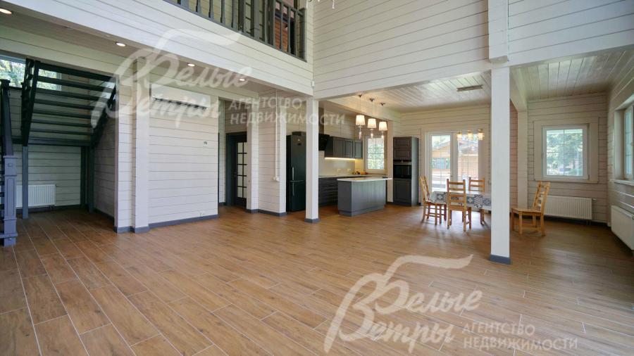 На полу первого этажа, а также в санузлах - плитка под "дерево" с водяным подогревом 