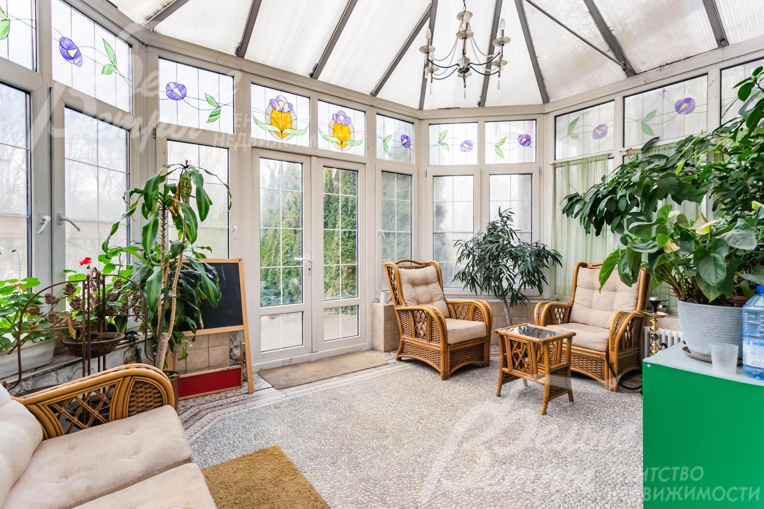 Застеклённый теплый зимний сад с выходом на участок 