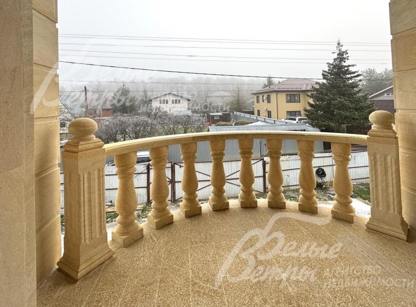 С центрального балкона открывается панорамный вид на лесной массив и ближайшие дома