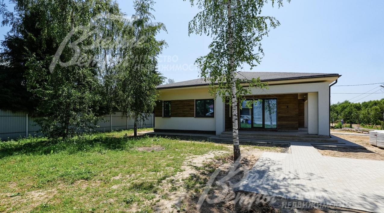 На участке несколько взрослых деревьев