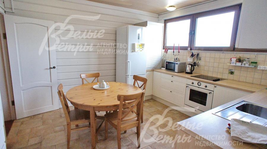 Гостевой домик: кухня-столовая 23 кв.м  с выходом на летнею террасу.