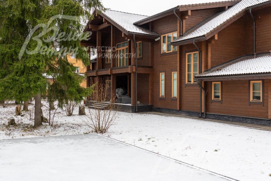 На участке установлен автополив, вокруг дома проходит дренажная система