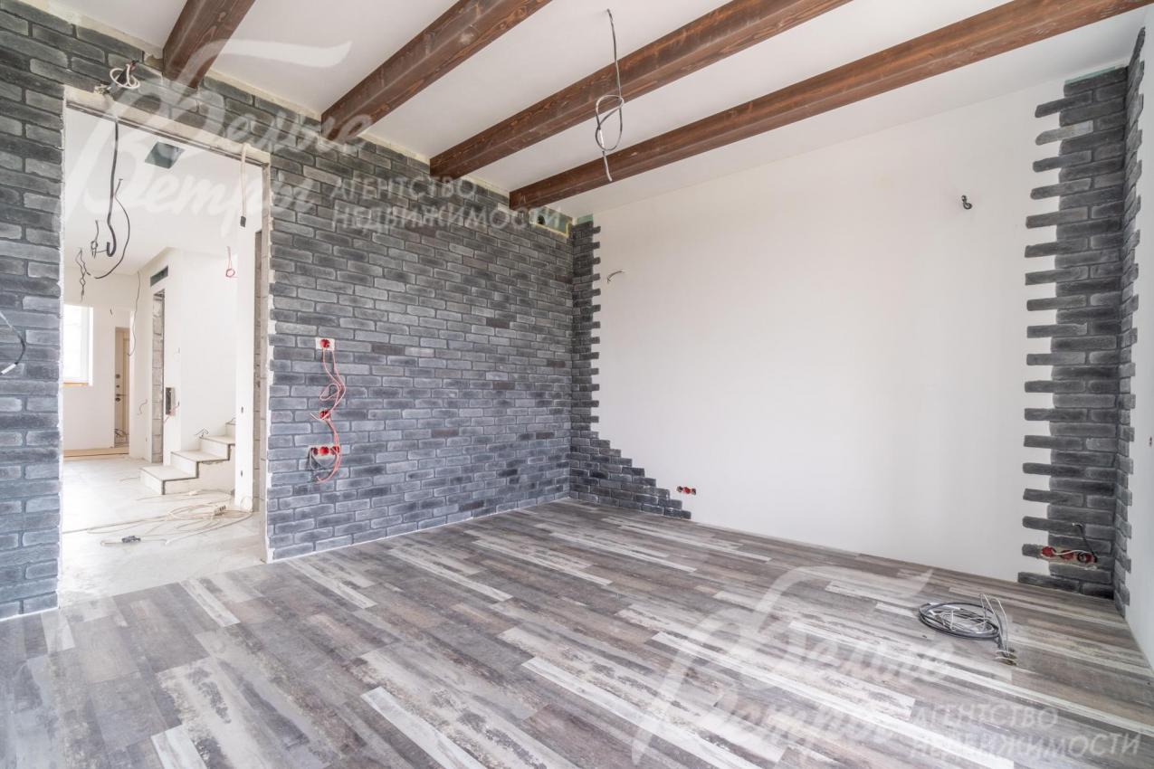 Также "под кирпич" в комнате декорирована акцентная стена