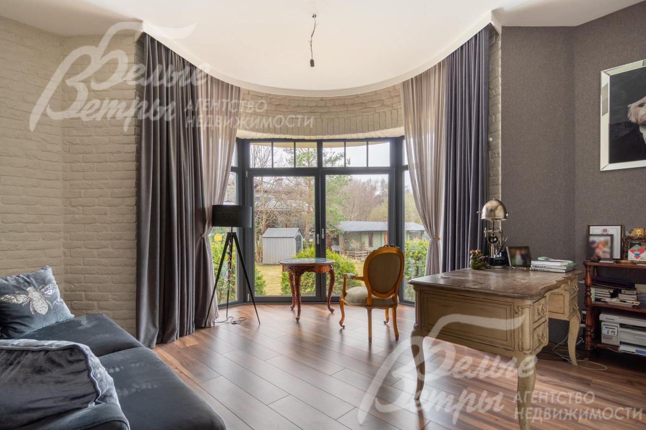 Также на первом этаже находится кабинет с панорамным остеклением, оформленный в классическим стиле с элементами лофта