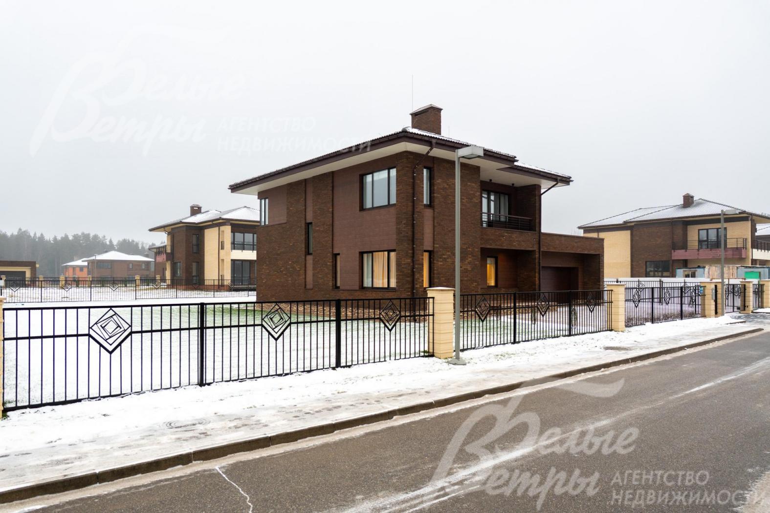 Добротный дом из кирпича, облицованного клинкерной плиткой.