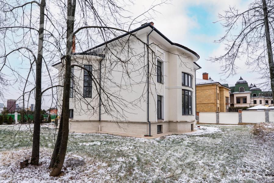 Фасад дома отделан штукатуркой под ключ. В доме - жилой цокольный этаж